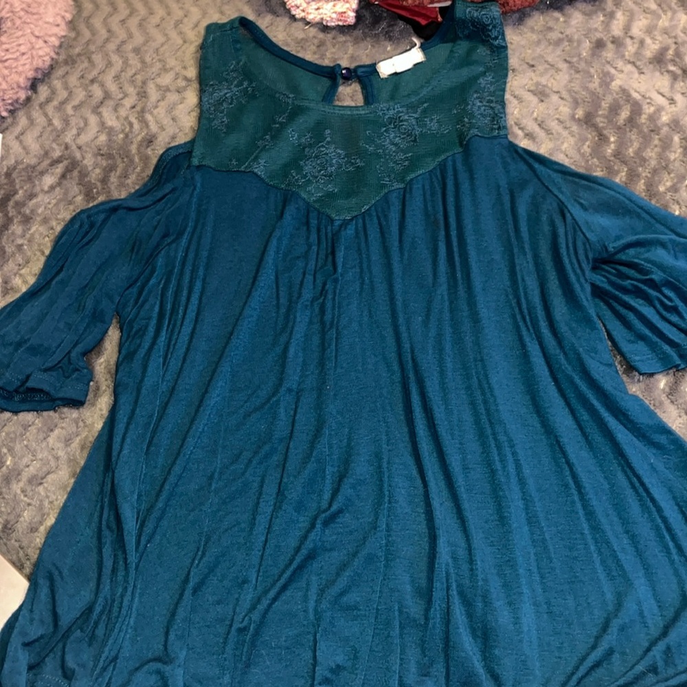 Blouse open shoulder with lace neckline